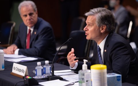 El director del FBI, Christopher Wray (derecha), y el inspector general del Departamento de Justicia, Michael Horowitz (izquierda), testifican.