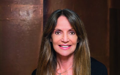 Junto a su hermana Mercedes, dirige una publicación de corte inmobiliario.