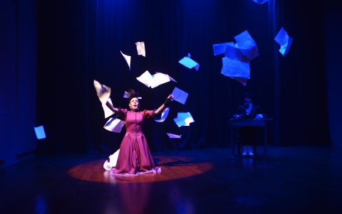 Yánet Gómez encarna a la mujer que encuentra dificultades para llegar al más allá.