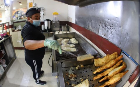 Empanadas. Miden hasta 40 centímetros. La gente hace filas para comprar.
