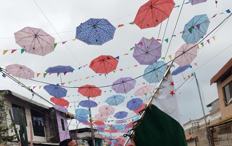 Gestor. Freddy Garaycoa es el residente que ideó colocar el techado de sombrillas