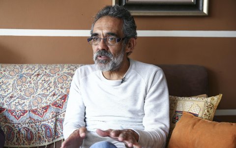 El dramaturgo y actor Alfredo Espinosa habla durante una entrevista con Efe el 15 de septiembre de 2021, en Quito (Ecuador).