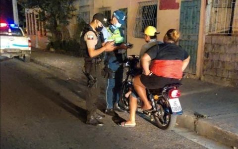 Norma. La prohibición de circulación de dos hombres en moto rige dentro del horario de 19:00 a 06:00