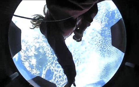 Fotografía cedida por SpaceX donde aparece la asistente médica Hayley Arceneaux, una de los miembros de tripulación de la misión Inspiration4, mientras observa el espacio desde la cabina espacial.