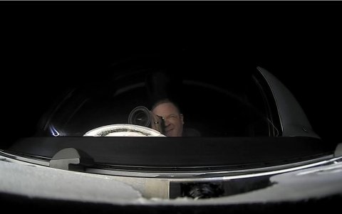 Fotografía cedida por SpaceX donde aparece el ingeniero aeronáutico Chris Sembroski, uno de los miembros de tripulación de la misión Inspiration4, mientras toma una foto desde la cabina espacial.