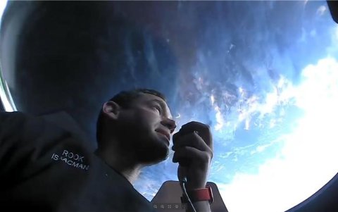 Fotografía cedida por SpaceX donde aparece el multimillonario Jared Isaacman, uno de los miembros de tripulación de la misión Inspiration4, mientras observa el espacio desde la cabina espacial.