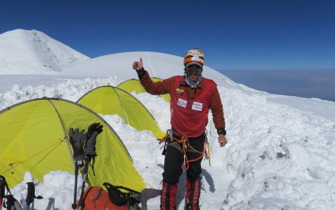 El montañista tricolor muestra la cima antes de llegar a la misma.