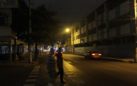 A pesar de las luminarias que existen en determinados sectores de la ciudad, estas no alumbran lo suficiente o están muy distantes unas de otras.