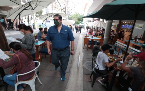 Los restaurantes atendieron a decenas de comensales.