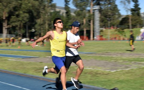 El paratleta ecuatoriano cumple exigentes jornadas de entrenamientos junto a su hermano con la meta de representar al país en los Paralímpicos de París 2024.