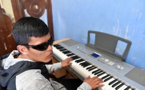 Daniel Simbaña no solo destaca en lo deportivo, también es amante de la música y tiene especial destreza tocando el órgano.