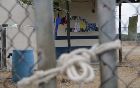 CONFIANZA. Durante el recorrido que hizo EXPRESO en la comuna Campo Alegre, donde está ubicada una UPC, los dos policías asignados al lugar no estaban. Según Israel Santos, es tanta la confianza que hay en el sitio que la unidad policial queda cerrada apenas con una soga, tal como lo muestra la gráfica. Pero otros pobladores no daban cuenta de donde estaban los uniformados.