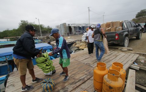 La Isla tiene un total de 20 comunidades. En la cabecera parroquial se ha creado un comité de seguridad para regular actividades como: expendio de combustible y bombonas de gas.