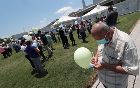 Los asistente escribieron mensajes y luego los amarraron en un globo.