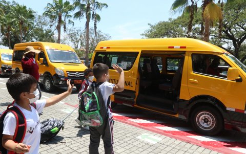 Hasta con dos estudiantes en sus unidades viajan algunos expresos escolares que prestan servicio en el colegio La Moderna de la vía Samborondón.