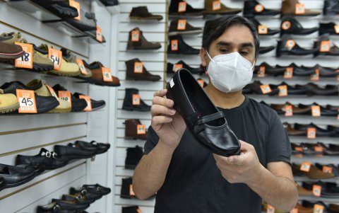 La venta de zapatos y prendas escolares no repunta, al igual que el año pasado. Los planteles no exigen a los estudiantes nuevos uniformes.