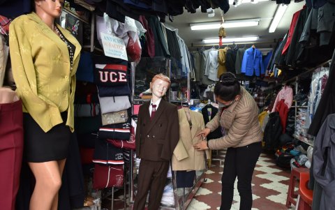 Los uniformes se venden pocos, pese a que mantienen los mismos precios de 2019.