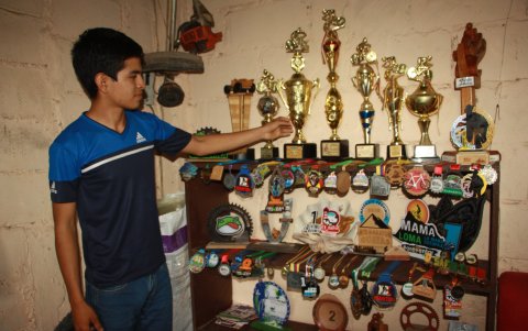Galardones. Javier Romero muestra los trofeos ganados en su trayectoria.