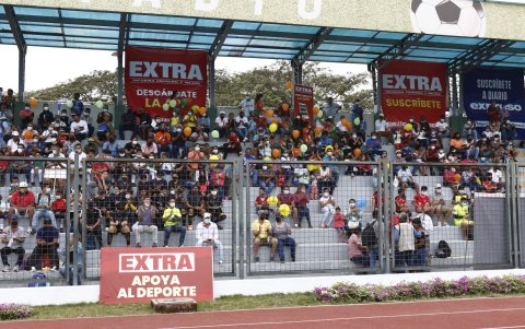 Las graderías estuvieron colmadas de familiares, allegados y aficionados en general, que no quisieron perderse el evento.