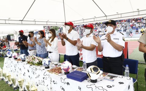 Los organizadores, autoridades e invitados durante la inauguración.