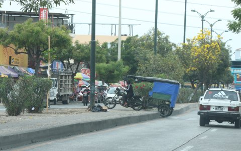 Una tricimoto se cruza por el parterre irrespetando las normas de tránsito.