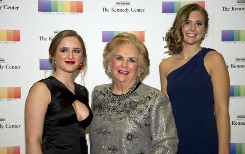 Jacqueline Mars, en el centro, y sus nietas, Graysen Airth y Katherine Burgstahler.