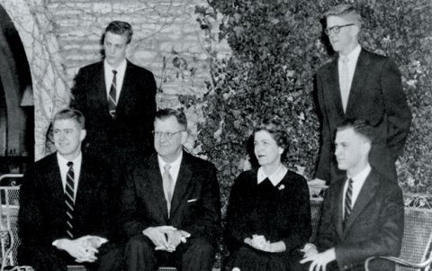 Fred, Mary y sus 4 hijos adolescente.