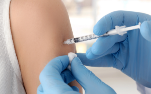 A los menores en este rango de edad se les aplica una única dosis de la vacuna Pfizer.