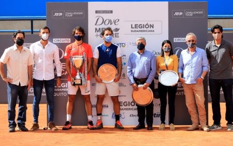 El monarca junto con su rival y los organizadores del torneo.