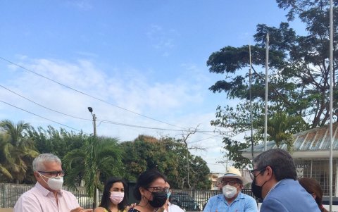 Organización. Los líderes recibieron el manual para hacer el saludo.