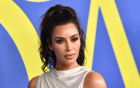 Kim Kardashian durante una aparición pública sin brasier.