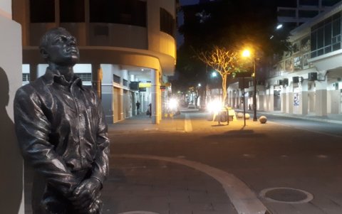 A partir de las 19:00, la calle Panamá luce vacía, con pocos guardias privados y los íconos de la ciudad, como el de la gráfica de Alberto Spencer.