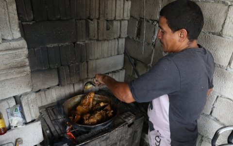 Hecho. Jorge se dio tiempo para cocinar hornado por el cumpleaños de su hija menor.