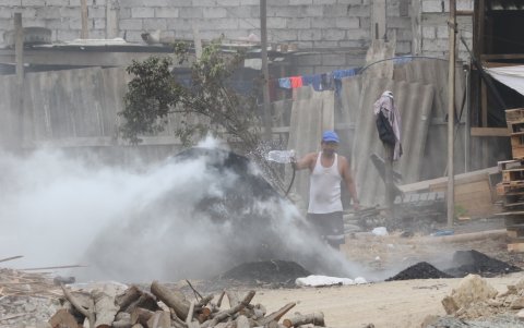 Una veintena de trabajadores laboran sin importar las condiciones del clima, a diario.