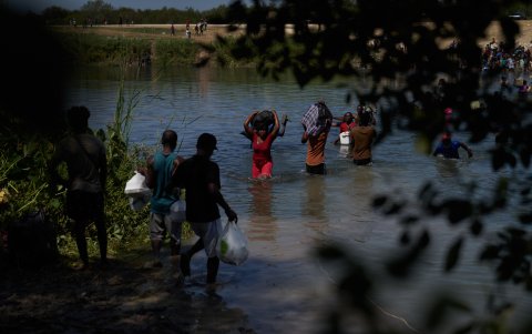En este paso por la zona, muchas personas buscan colaborar con víveres y artículos de primera necesidad.