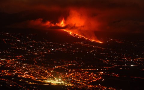 Erupción volcánica en El Paso (La Palma, Canarias), después de que el complejo de la Cumbre Vieja acumulara miles de terremotos en la última semana.