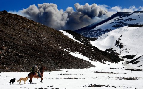 Una persona observa un río de lava del volcán Pacaya en San Vicente Pacaya (Guatemala). . EFE/ Esteban Biba
