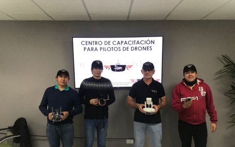 Desde la izquierda: Edwin Yunga, y Juan P. Montalvo pertenecientes a la universidad Salesiana de Cuenca, con el instructor Max Garrido y otro alumno durante el curso de capacitación