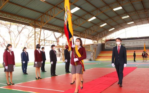 La Unidad Educativa La Moderna realizó la ceremonia de juramento a la bandera de ,manera presencial con todos los alumnos de tercero de bachillerato.