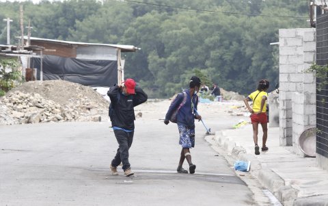 Los vecinos de la 44 y la P lidian a diario con la presencia de consumidores; unos del barrio, pero la mayoría de otros sectores y duermen bajo el techado de una casa abandonada.