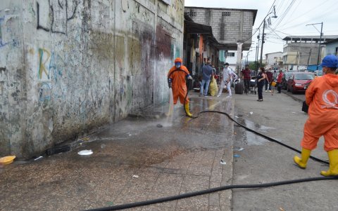 Efecto. Personal de Urvaseo participó en el desalojo y limpiar el sitio.