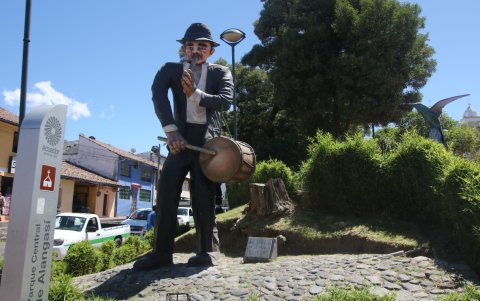 Personaje. Toca simultáneamente un tambor y una flauta de caña llamada pingullo.