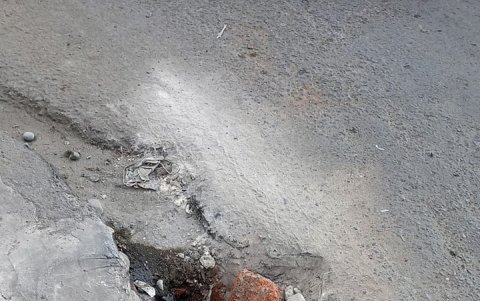 Ahora, las tapas son de concreto para evitar que se las roben, pero el problema es cuando los vehículos las aplastan.