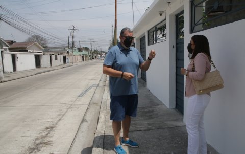 Escenario. Dos vecinos conversan de que en la calle Costanera más casas se vuelven negocios.