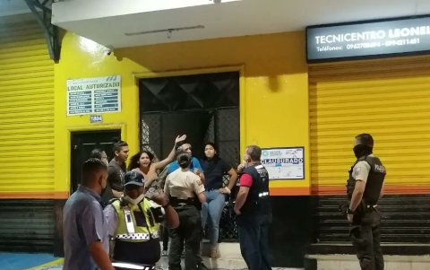 Hecho. Entre los locales clausurados figura una central política.