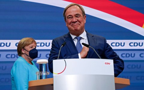 El presidente del partido Unión Demócrata Cristiana (CDU) y máximo candidato para las próximas elecciones federales Armin Laschet (R) y la canciller alemana Angela Merkel.