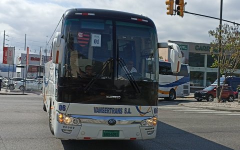 La delegación de Flamengo ingresó con buses a un acceso privado del hotel.