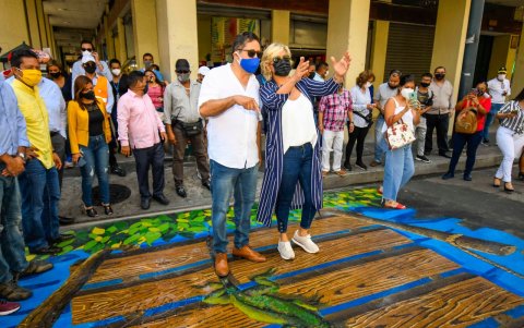 La alcaldesa Cynthia Viteri, en una reciente aparición pública, junto al gerente de Siglo XXI.