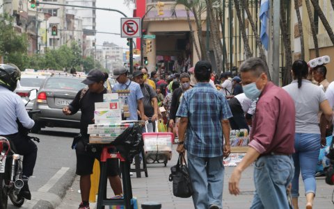 Mercado Central. Hasta hace un mes, a decir de los peatones, en el sitio no había tantos vendedores como ahora.
