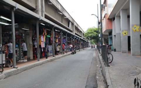 Bahía. En las calles aledañas a este espacio comercial prevalece todavía el orden.